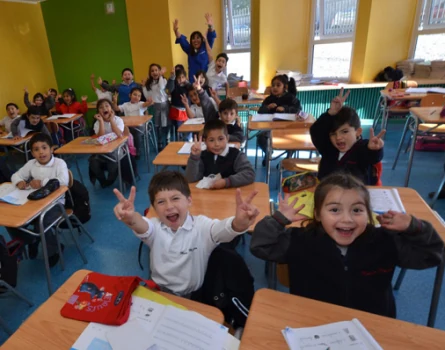 Estudiantes compartiendo en una sala de clases
